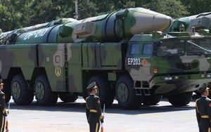 Lộ diện 2 tên lửa quân đội Trung Quốc vừa phóng ở Biển Đông