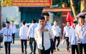 Đôi bạn thân cõng nhau đến lớp trong 10 năm giành điểm số xuất sắc kỳ thi tốt nghiệp THPT