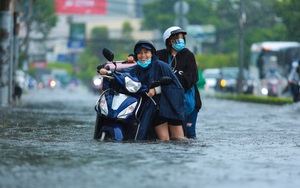 [Ảnh] "Rốn ngập" Sài Gòn lại chìm trong biển nước: Đường càng sửa dân càng khổ