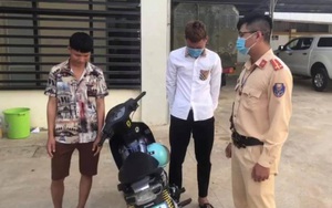 Hai thanh niên đi xe máy, gội đầu cho nhau ở Sơn La bị phạt 1,5 triệu đồng