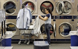 Bloomberg: Bơm hàng tỷ USD cho nền kinh tế nhưng tại sao người Mỹ vẫn thiếu tiền đi giặt ủi trong mùa dịch Covid-19?