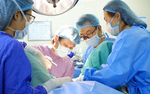 7 giờ với 3 thì mổ 'giải cứu' cô gái 24 năm trong hình hài nữ giả nam