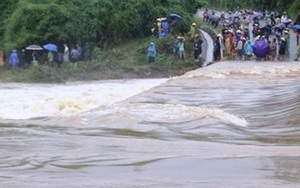 Bố ngủ quên không đóng cửa, con trai 2 tuổi đi ra suối chơi bị lũ cuốn