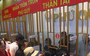 Hình ảnh người dân xếp hàng đi bán vàng sau khi đạt mốc 62 triệu đồng/lượng