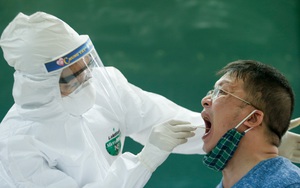 [ẢNH] Hà Nội hối hả xét nghiệm Covid-19 bằng Realtime-PCR cho những người từ Đà Nẵng về