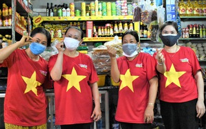 Chùm ảnh dễ thương trong tâm dịch Covid-19: 1.500 tiểu thương đồng loạt mặc áo “Đà Nẵng ơi, cố lên!' và 'thả tim' cho các y bác sĩ