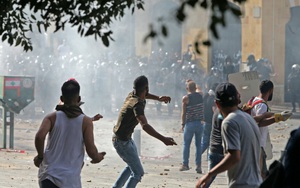 10.000 người biểu tình Lebanon giận dữ, xông vào chiếm đóng, đập phá tòa nhà các bộ