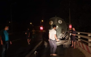 Phát hiện 2 xe bồn của đơn vị môi trường đổ trộm chất thải ra Đại lộ Thăng Long