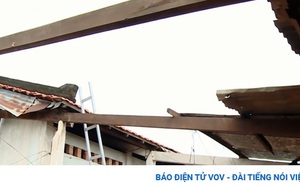 Hơn 80 căn nhà ở Vĩnh Long bị sập và tốc mái do lốc xoáy