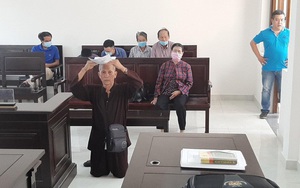 Đồng Nai: Người đàn ông quỳ giữa tòa xin xử án