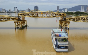 Độc đáo hình ảnh cây cầu ở Đà Nẵng 'biến hình' cho thuyền lưu thông