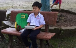 Ngày đầu tiên đi học nhưng không có mẹ dắt tay đến trường, 
cậu bé có biểu cảm vừa thương lại vừa không nhịn được cười
