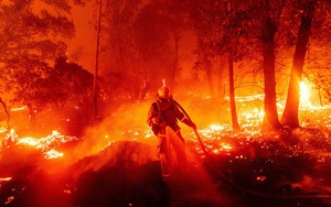 'Hoả ngục' bất thường ở Mỹ: Lốc xoáy lửa liên tiếp, cột khói cao khủng khiếp