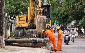 Hơn 400 cột điện gãy đổ trong bão số 5: Có bình thường?