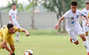 Cầu thủ trẻ Việt Nam lừa bóng qua 3 cầu thủ như Messi, bị đối phương phá siêu phẩm trong tíc tắc