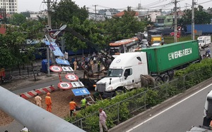 "Hung thần"container lại gây họa khiến giao thông kẹt cứng