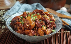 Chẳng cần chế biến chi cầu kì, gà đem om với thứ này đảm bảo ngon nức nở