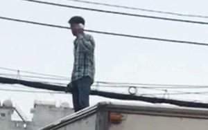 Nam thanh niên nghi “ngáo đá” quậy phá trên nóc xe tải