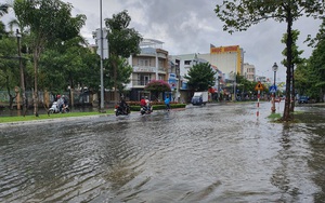 Kiên Giang mưa lớn, nhiều tuyến đường biến thành 'sông'