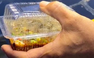 Một món ăn đường phố Thái Lan khiến nhiều người Việt kinh hãi khi lần đầu nhìn thấy, trông đáng sợ nhưng ăn vào rồi sẽ “ghiền”?