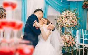 Chú rể trao cô dâu nụ hôn "cuồng nhiệt" trong lễ cưới, quan khách giật mình khi nhìn bàn tay phải