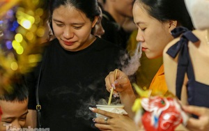 ‘Hốt bạc’ nhờ bán kem nhả khói độc đáo mùa Trung thu Hà Nội