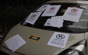 [Clip] Hàng loạt ô tô bị dán giấy, hắt sơn lên thân xe vì đỗ dưới lòng đường ở Hà Nội