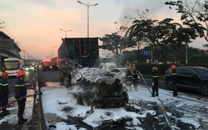 Xe container bốc cháy ngùn ngụt ở cửa ngõ Sài Gòn