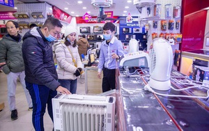 Người dân Hà Nội đổ xô đi mua quạt sưởi, đèn sưởi: Siêu thị điện máy “cháy hàng”, doanh số tăng hàng trăm lần