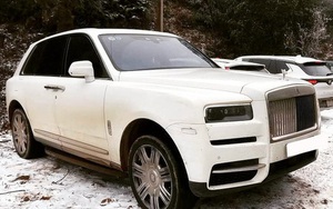 Đại gia mang Rolls-Royce Cullinan 40 tỷ vượt đường tuyết lên Lào Cai bất chấp nhiều xe từng gặp nạn do trơn trượt