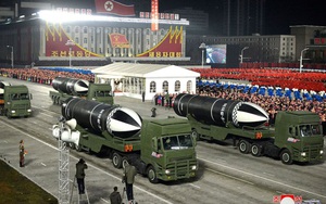 Triều Tiên khoe "vũ khí mạnh nhất thế giới" trong lễ duyệt binh kín tiếng