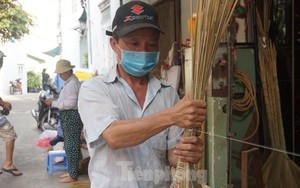 Người Sài Gòn tất bật làm chổi đót bán Tết