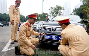 Cục CSGT kiểm định, gắn biển tạm thời cho hơn 100 xe phục vụ Đại hội XIII