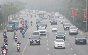 Hà Nội sương mù như Sa Pa, nhiều ôtô phải bật đèn đi giữa ban ngày