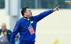 HLV Viettel chê mặt sân Thanh Hoá khiến cầu thủ "toàn chuyền dài"