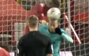 Sao Liverpool né bóng giúp Bruno Fernandes đá phạt thành bàn