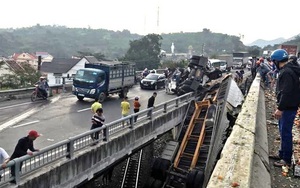 Khánh Hòa: Xe Container rơi xuống cầu vượt, đường sắt Bắc - Nam ách tắc