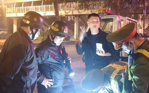Không bằng lái, tài xế livestream khi bị Cảnh sát kiểm tra nồng độ cồn