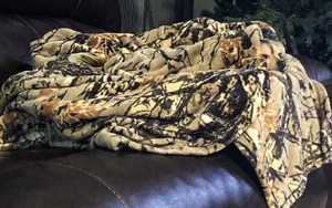 Thách thức thị giác 3 giây: Đố bạn tìm ra chú chó "trốn" trong chiếc chăn ấm áp