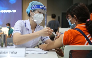 Kỷ luật Phó Giám đốc Trung tâm Y tế 'vượt rào' tiêm vắc xin cho con dưới 18 tuổi
