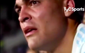 Lautaro Martinez gục khóc sau khi bị thay ra khỏi sân
