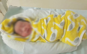 Bịt kín mặt bế bé sơ sinh vào tổ trực Covid-19 của bệnh viện, người phụ nữ rời đi nhanh chóng