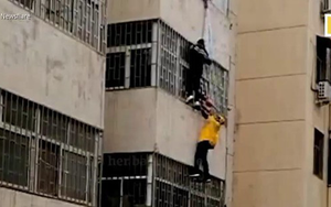 Nhân viên giao hàng tay không leo 3 tầng nhà cứu bé gái mắc kẹt