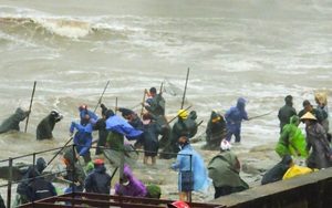 Bất chấp sóng lớn, dân đổ xô ra biển vớt 'lộc', chèo thuyền đến vùng cửa xả lũ để bắt cá
