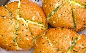 Rất nhanh đã làm xong bánh mì bơ tỏi phô mai đang "làm mưa làm gió" bằng nồi chiên không dầu