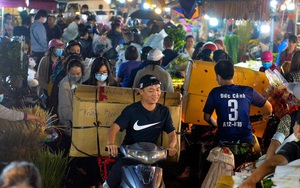 Chợ hoa lớn nhất Hà Nội ngày 20/10: Người dân ùn ùn đi mua hoa khiến cả đoạn đường ùh tắc dài trong đêm