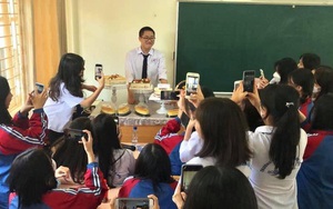 Khoảnh khắc éo le nhất 20/10: Nam sinh bỗng được cả hội chị em vây quanh chụp ảnh, nghe lý do xong mà phát ghen