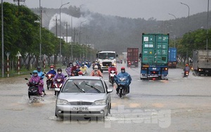 Mưa trắng trời, Quảng Ngãi nhiều nơi ngập sâu, một người bị nước cuốn mất tích