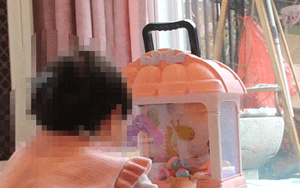 Bé gái mẫu giáo bị rách vùng kín, lời giải thích của nhà trường khiến phụ huynh tức giận