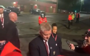 Thua tan nát Liverpool, Solskjaer vẫn được fan MU xin chữ ký và chụp ảnh